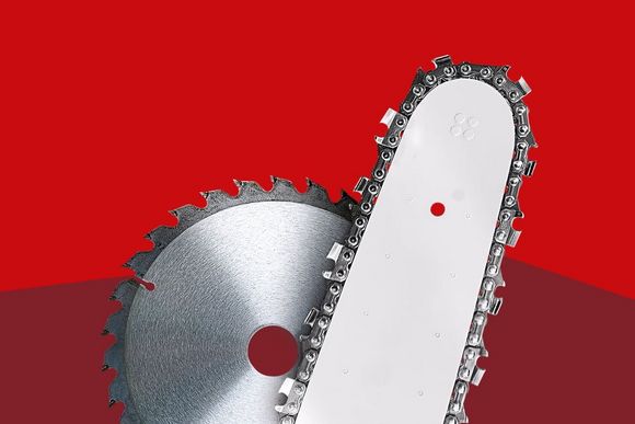 Ein Kreissägeblatt und ein Kettensägenschwert vor rotem Hintergrund.